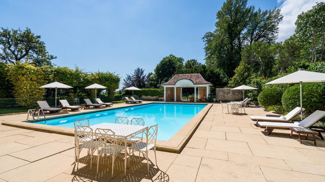 Espace extérieur piscine non couverte Bonmont