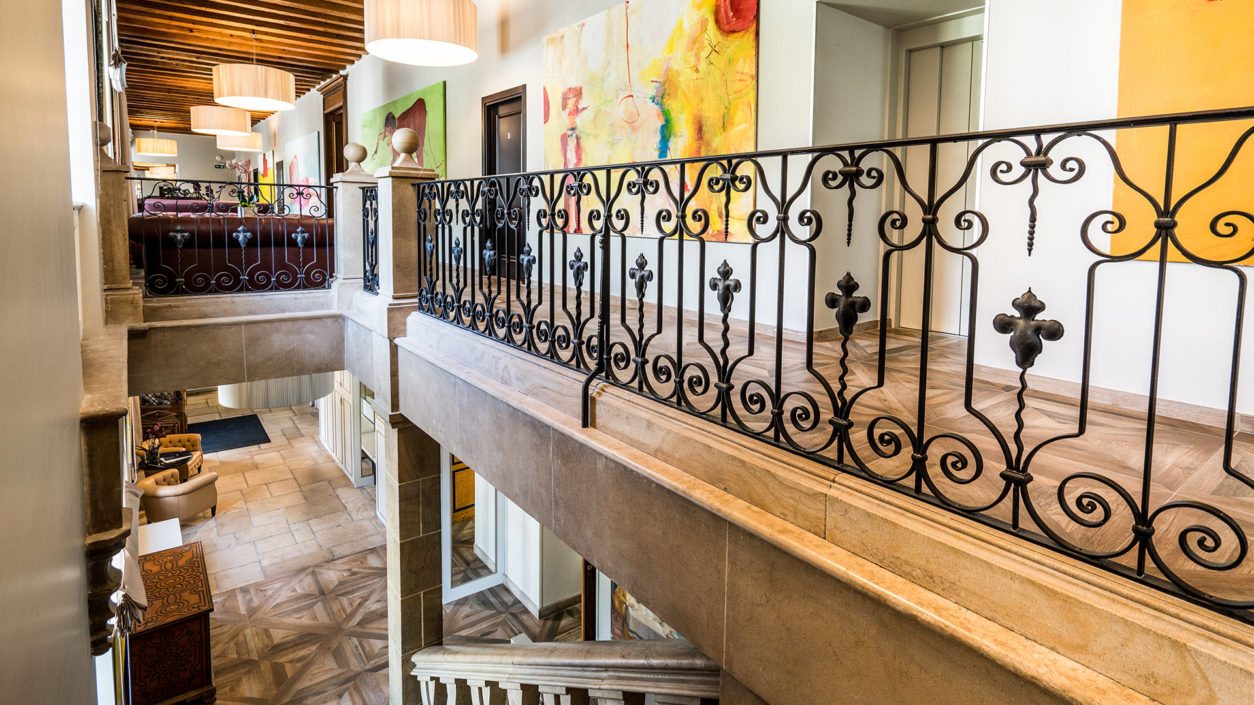 Réception lobby escalier Golf & Country Club de Bonmont