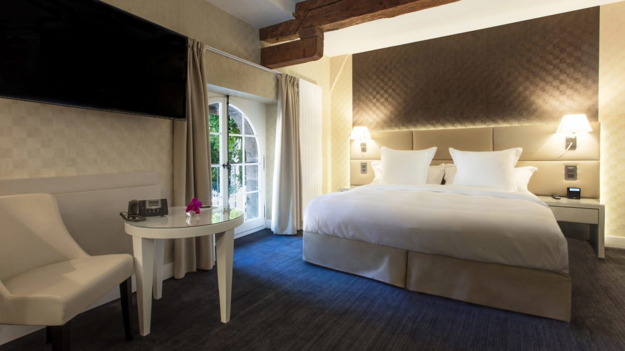 photo chambre standard hotel château de Bonmont