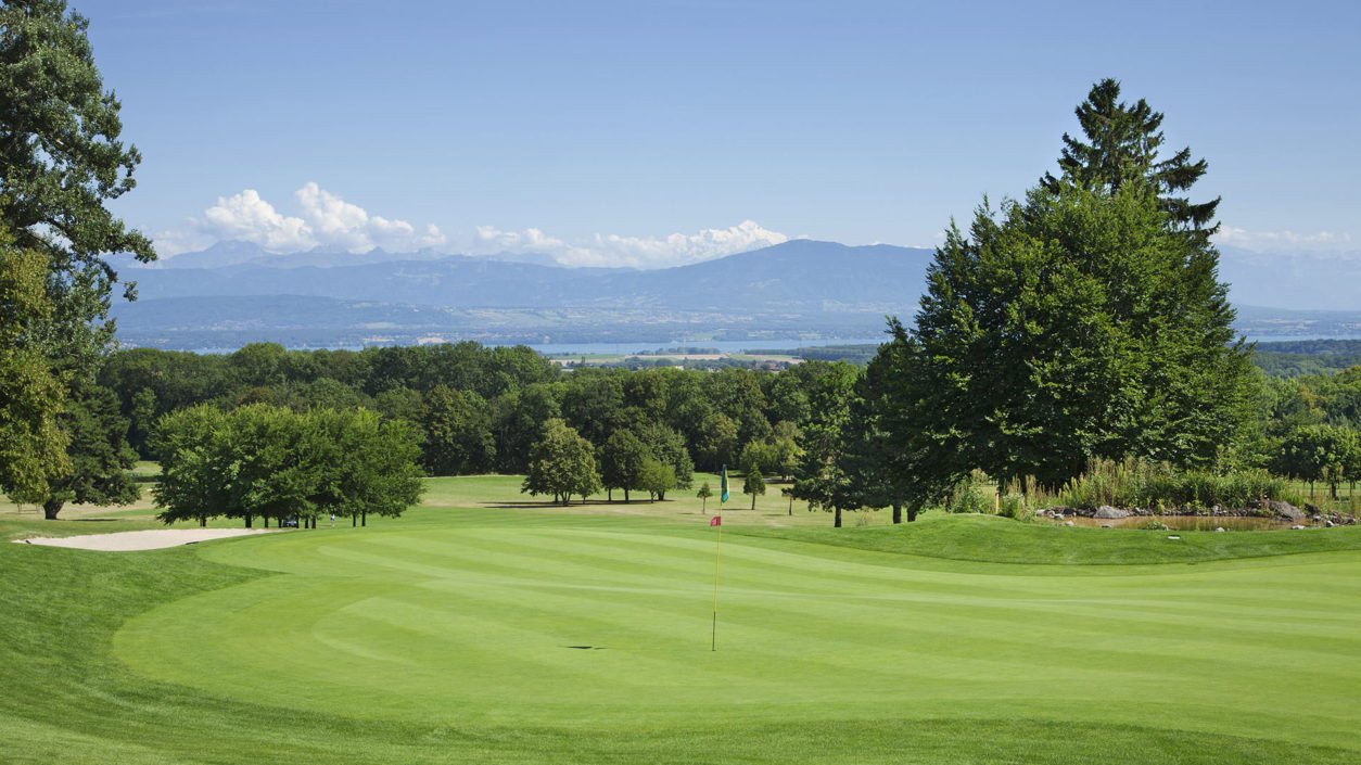 vue dégagée practice golf château de Bonmont