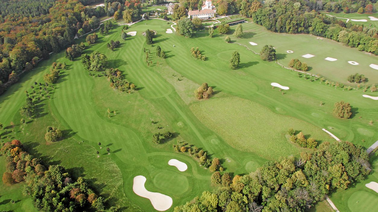 photo vue aerienne parcours golfique château de Bonmont