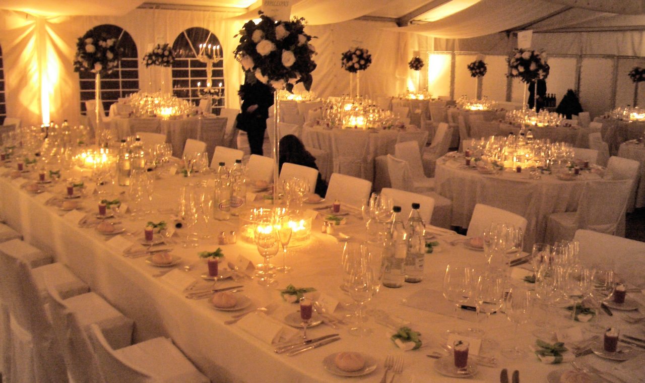 photo de nuit décoration table mariage sous tente Bonmont