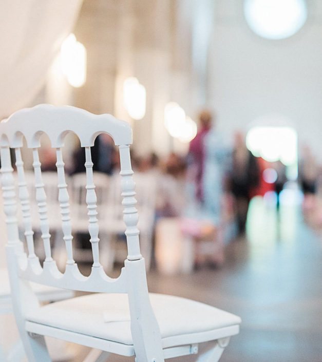 detail chaise blanche cérémonie mariage Bonmont