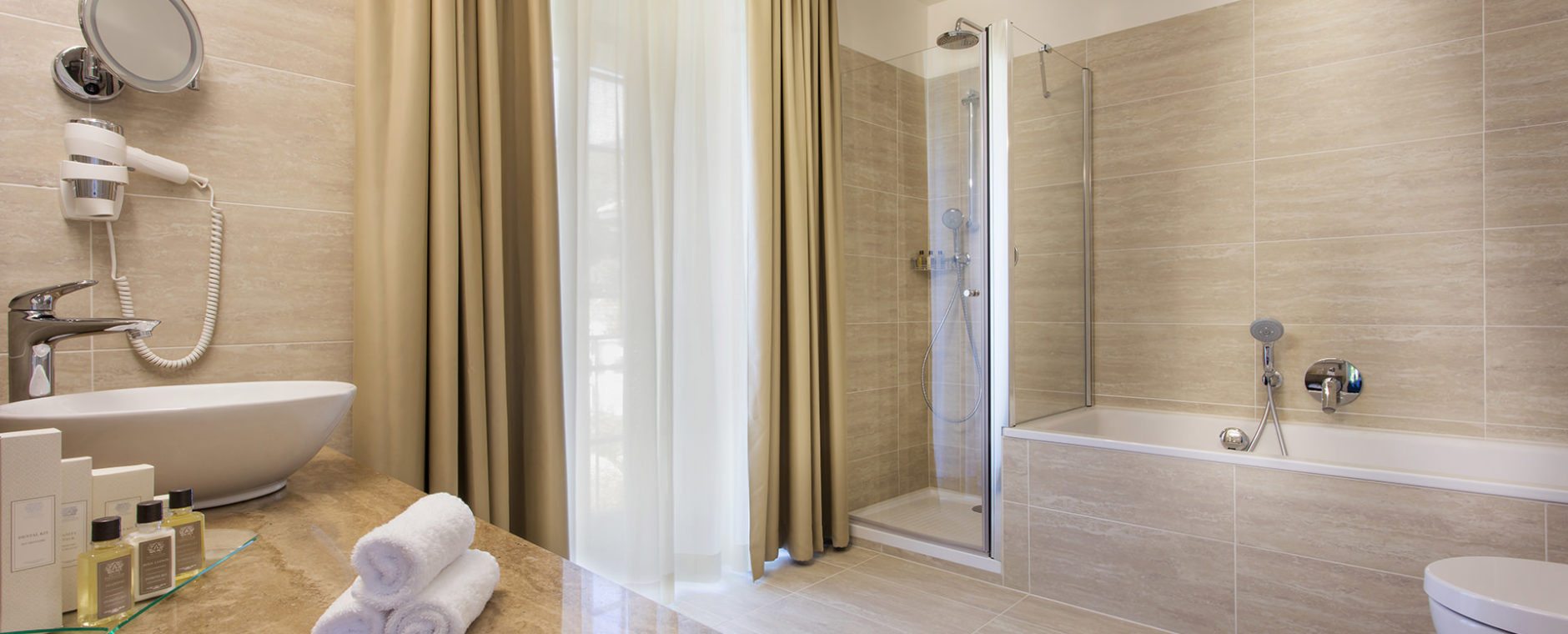 Salle de bain chambre deluxe hotel prieure Bonmont