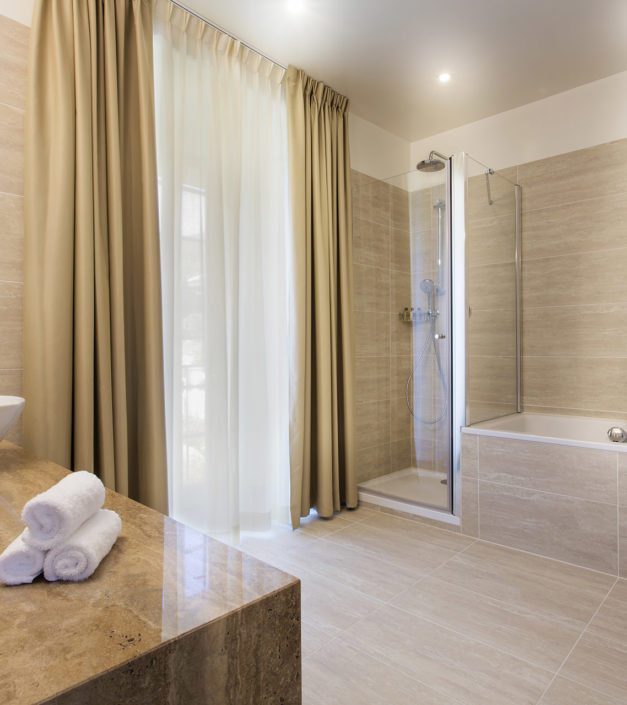 Salle de bain chambre deluxe hotel prieure Bonmont