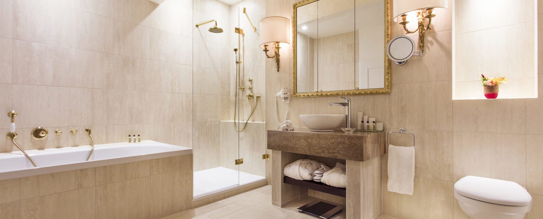 salle de bar détails en or château de Bonmont