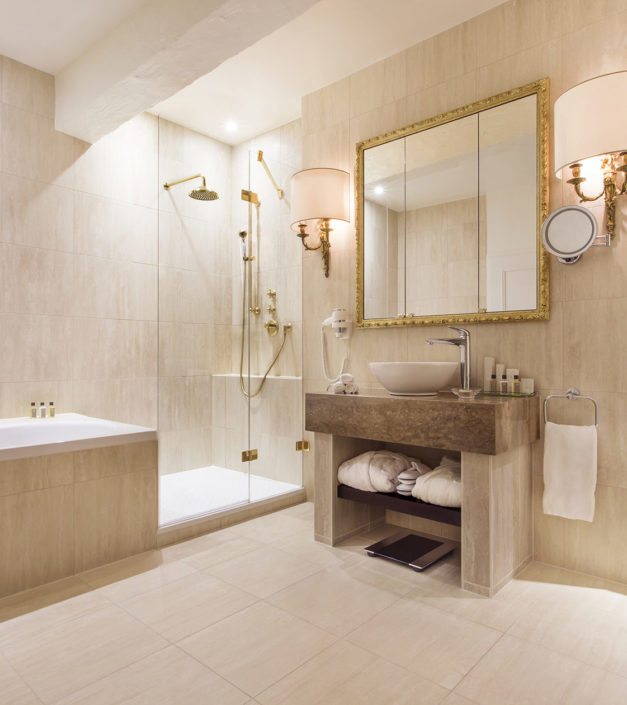 salle de bar détails en or château de Bonmont