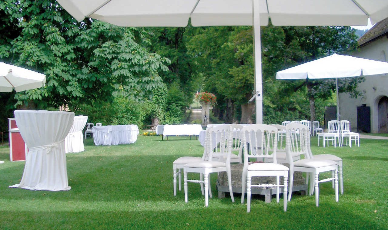 Event jardin Bonmont set up tables chaises blanches