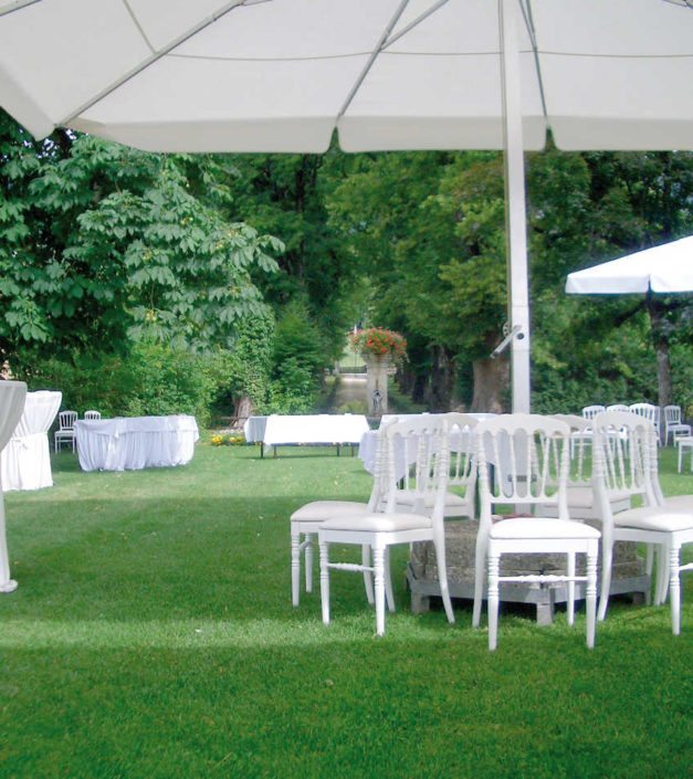 Event jardin Bonmont set up tables chaises blanches
