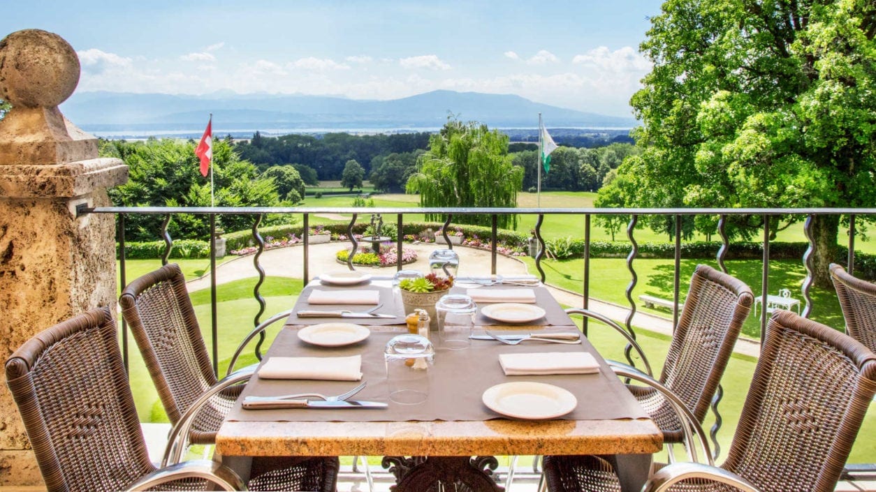 Terrasse extérieure Cercle restaurant vue parcours Golf & Country Club de Bonmont
