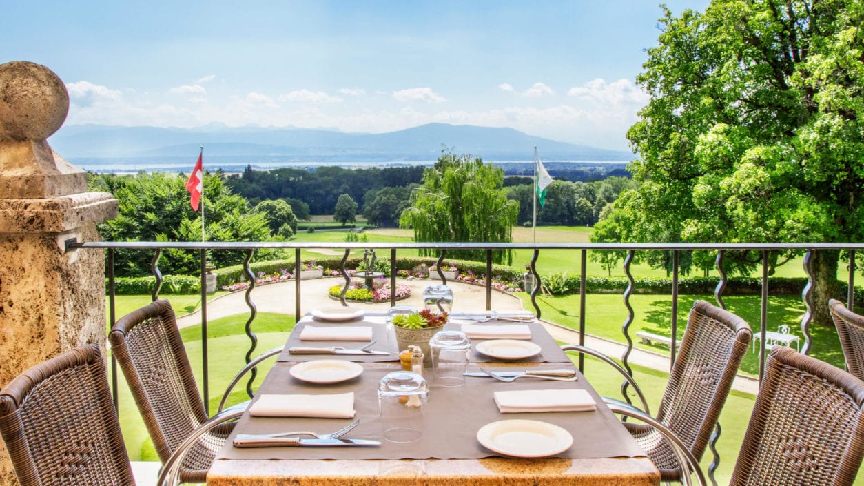 Photo terrasse été vue Mont Blanc restaurant Bonmont